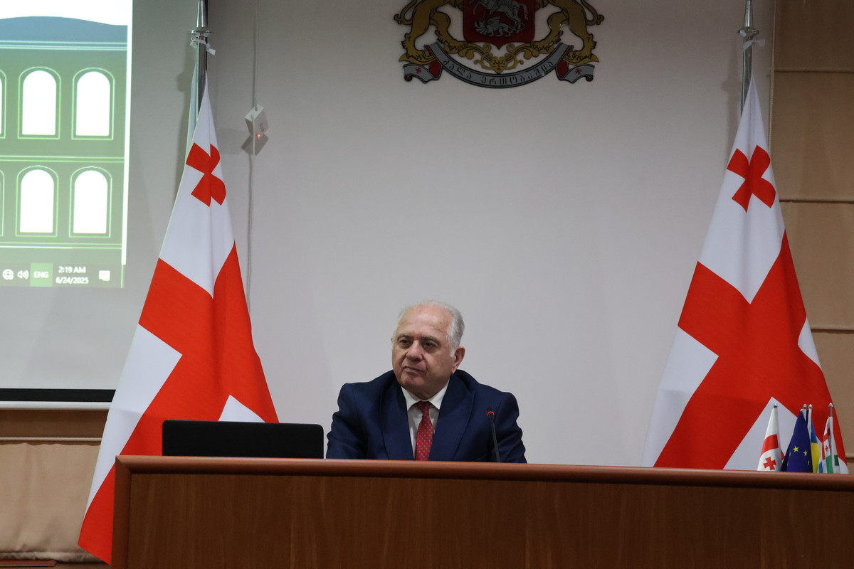 უმაღლესი საბჭოს პლენარულ სხდომაზე აფხაზეთის მომავალი კონსტიტუციის პროექტზე მუშაობის მიმდინარეობის შესახებ ინფორმაცია მოისმინეს