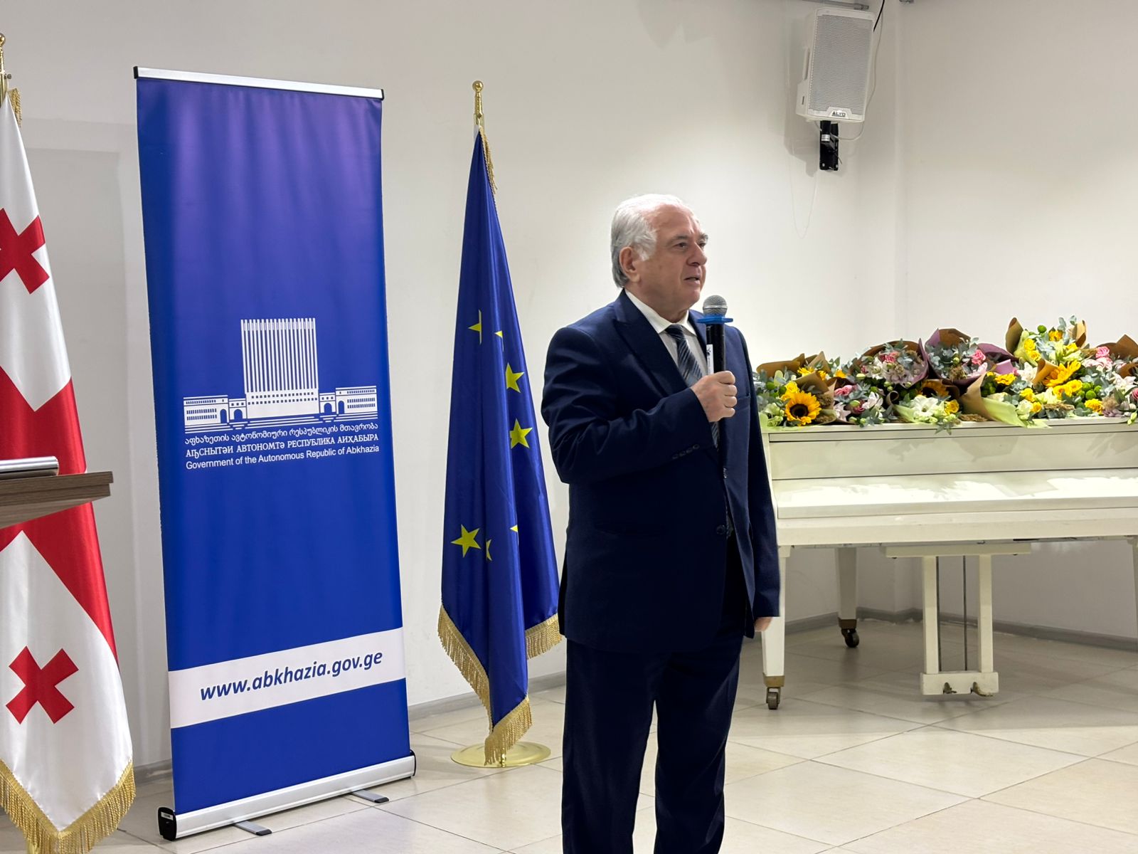 უმაღლესი საბჭოს წევრები აფხაზეთის ღვაწლმოსილი პედაგოგებისა და აფხაზეთის საჯარო სკოლების წლის საუკეთესო მასწავლებლების დაჯილდოებას დაესწრნენ