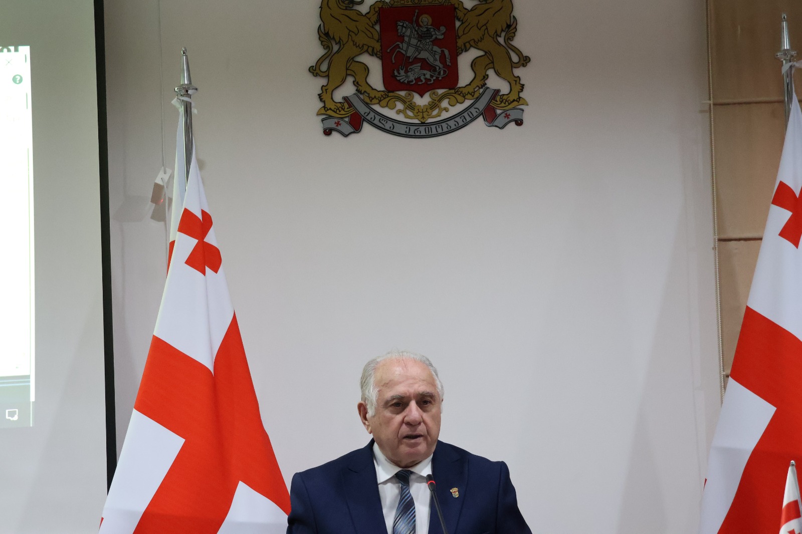 უმაღლესი საბჭოს დეპუტატებმა აფხაზეთის მომავალი კონსტიტუციის პროექტზე მუშაობის მიმდინარეობის შესახებ ანგარიში მოისმინეს