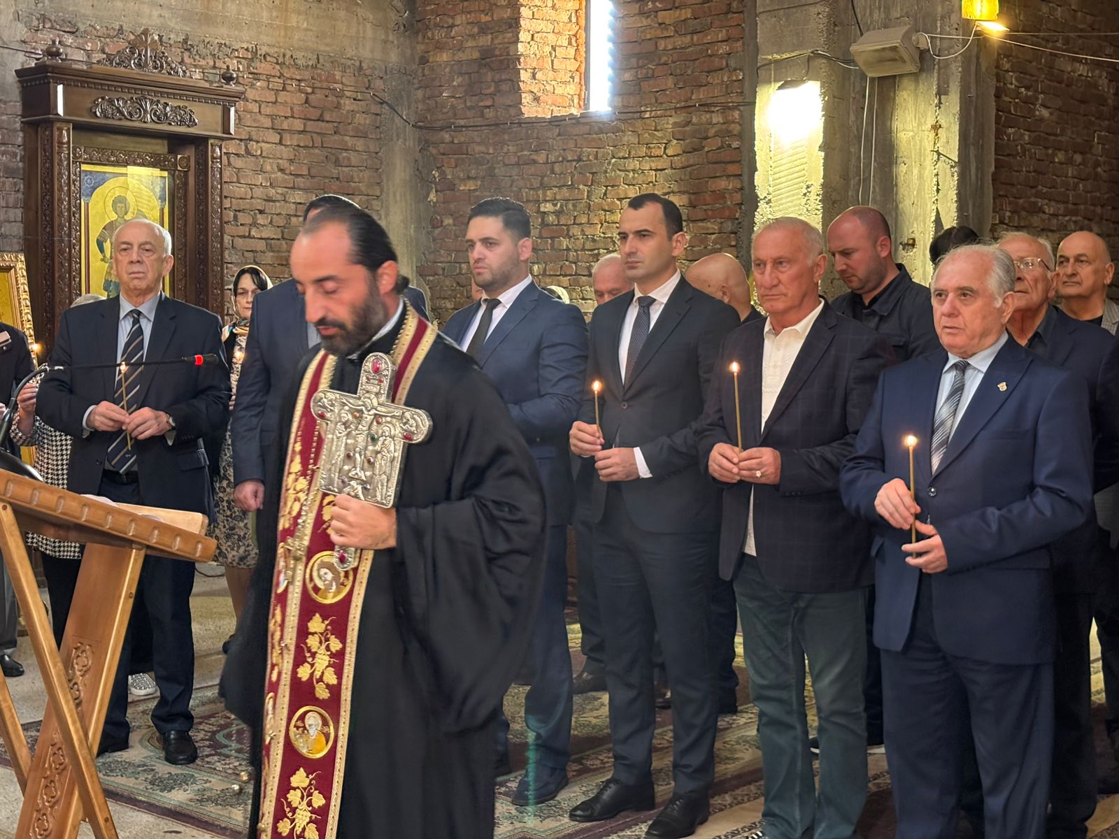 უმაღლესი საბჭოს წევრები გაგრის ტრაგიკულ მოვლენებთან დაკავშირებით დაღუპულ სულთა მოსახსენიებელ პანაშვიდს დაესწრნენ