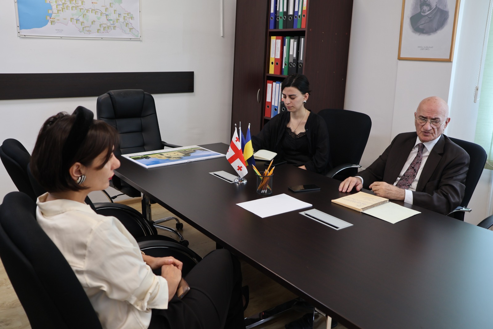 თამაზ ხუბუა აფხაზეთის საინფორმაციო-ანალიტიკური ცენტრის დირექტორს ეკა წივწივაძეს შეხვდა