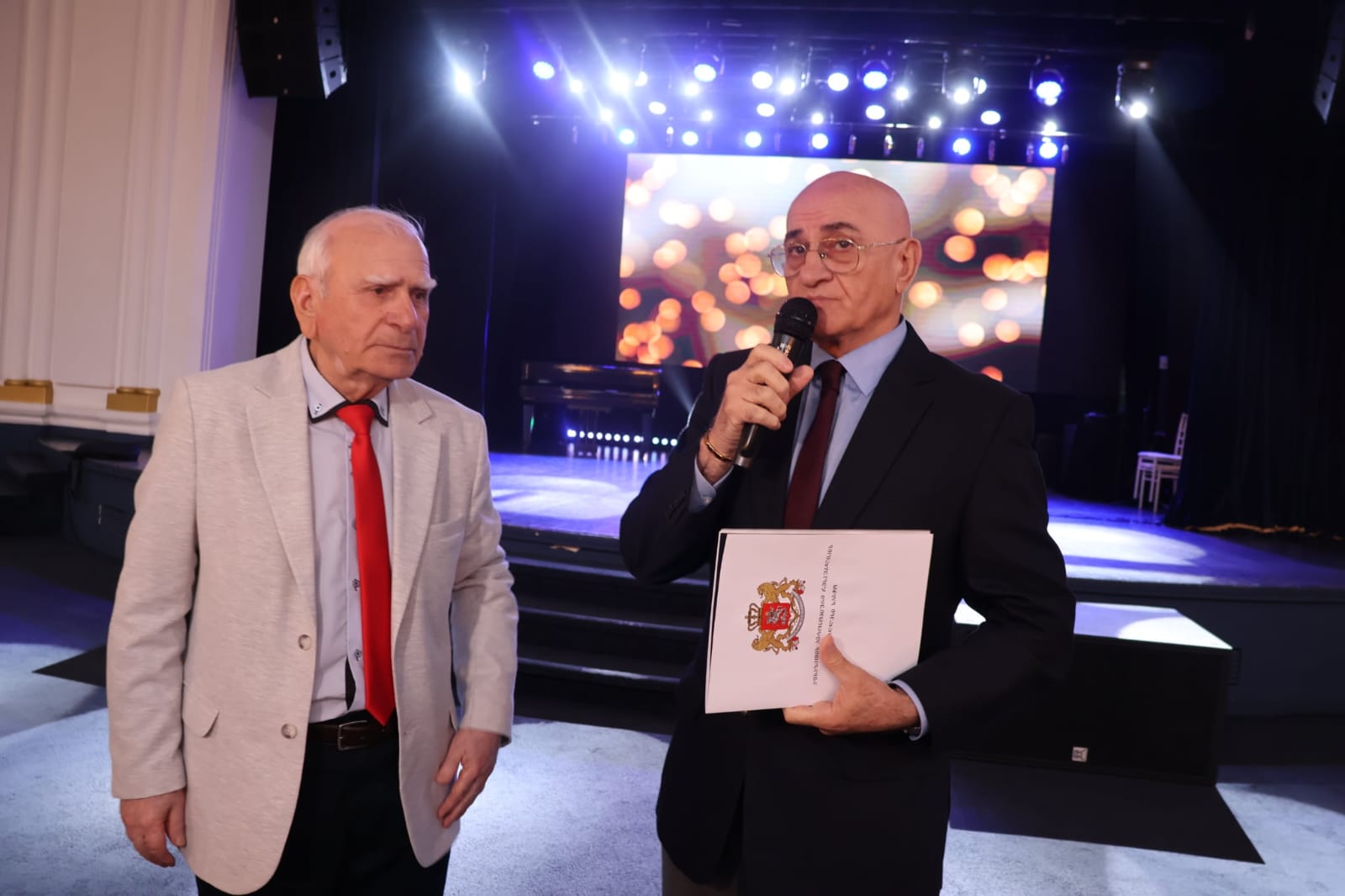 ლევან ესათია აფხაზეთის ავტონომიური რესპუბლიკის უმაღლესი საბჭოს საპატიო სიგელით დაჯილდოვდა