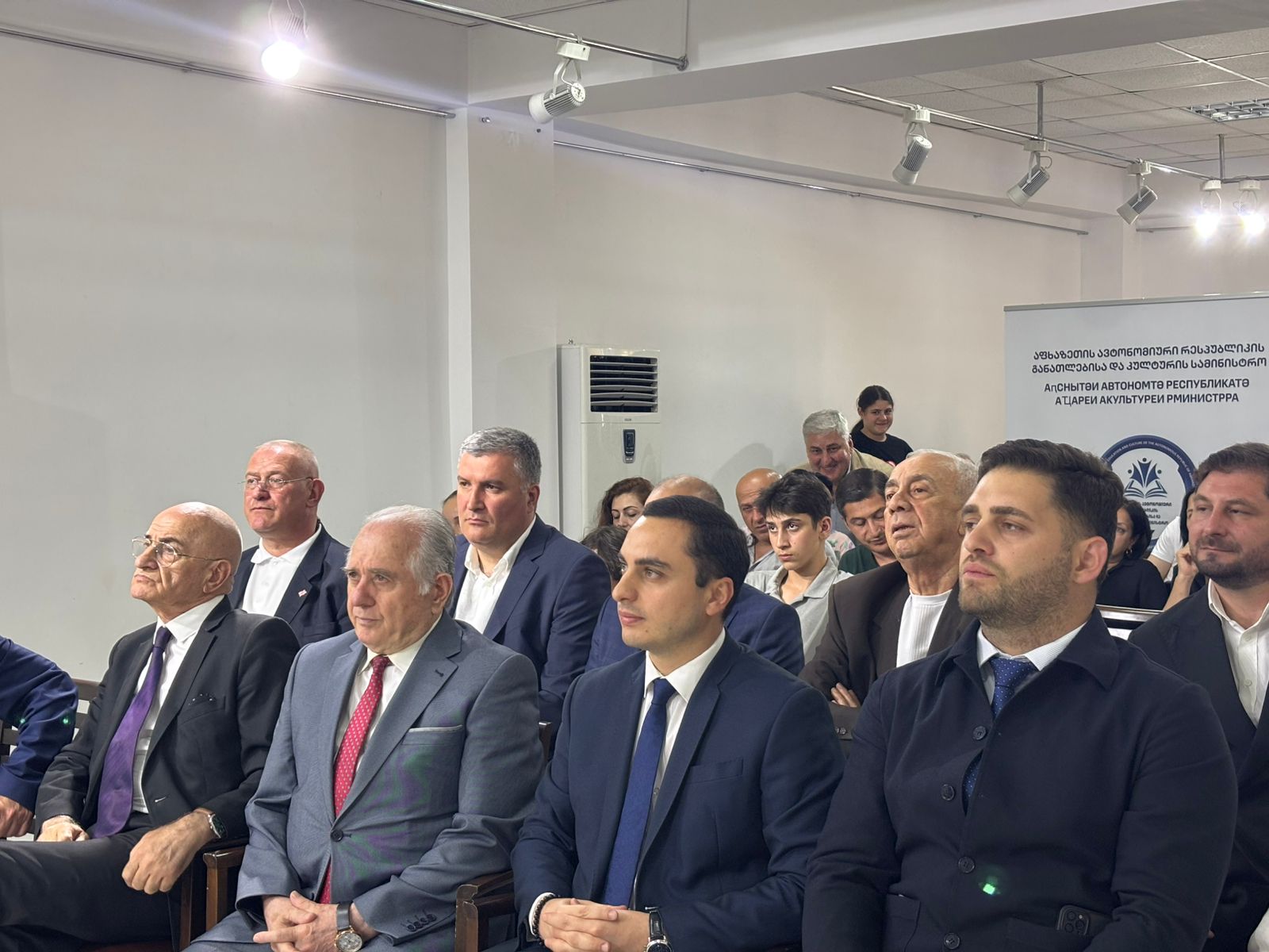 უმაღლესი საბჭოს წევრები ვიტალი დარასელიას სტიპენდიანტების დაჯილდოების ცერემონიას დაესწრნენ