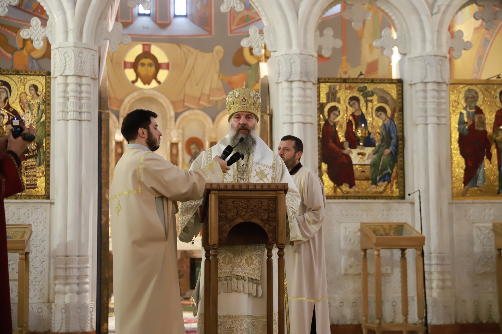 ვახტანგ ყოლბაია, აფხაზეთის მთავრობის წევრებთან ერთად, სამების საკათედრო ტაძარში აფხაზეთის კონფლიქტის დროს დაღუპულთა სულების მოსახსენებელ პანაშვიდს დაესწრო