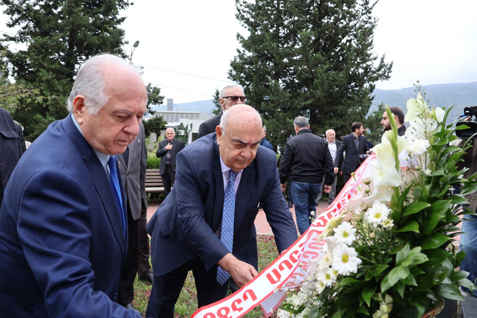 უმაღლესი საბჭოს წევრები ჟიული შარტავას და მისი თანამებრძოლების დაღუპვის 32 წლისთავთან დაკავშირებულ ღონისძიებას დაესწრნენ