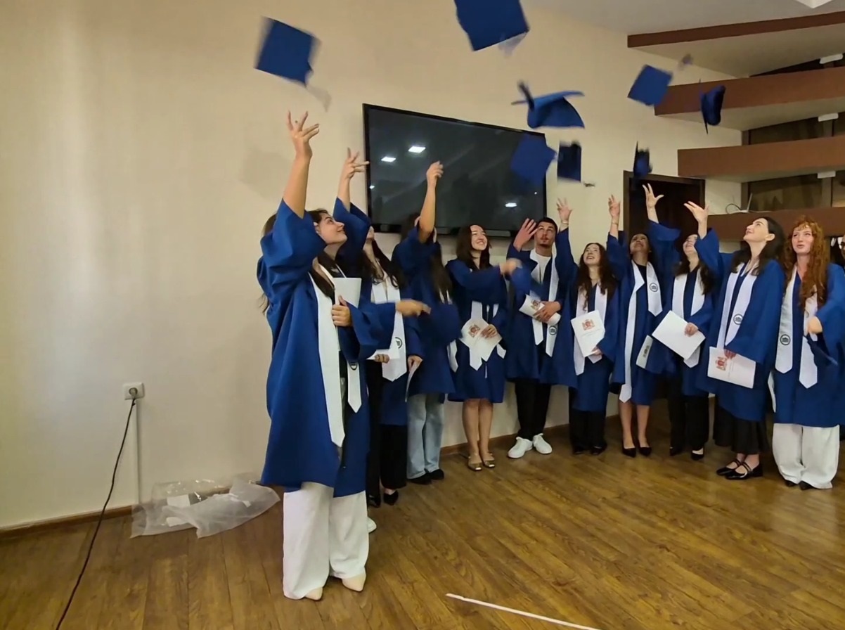 აფხაზეთიდან დევნილი ოქროსა და ვერცხლის მედალოსანი მოსწავლეები და მათი პედაგოგები უმაღლესი საბჭოს სიგელებით და სამახსოვრო საჩუქრებით დაჯილდოვდნენ
