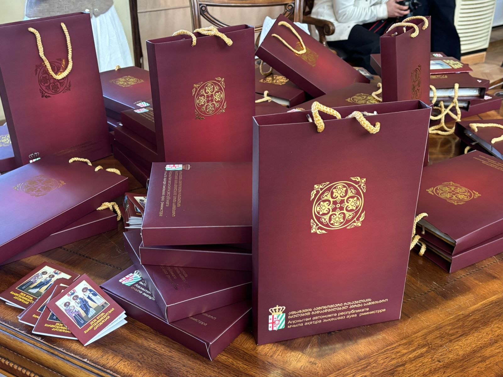 უმაღლესი საბჭოს წევრები წიგნის - “წმინდა ოთხთავი მოქვის სახარების ილუსტრაციებით” - წარდგენას დაესწრნენ