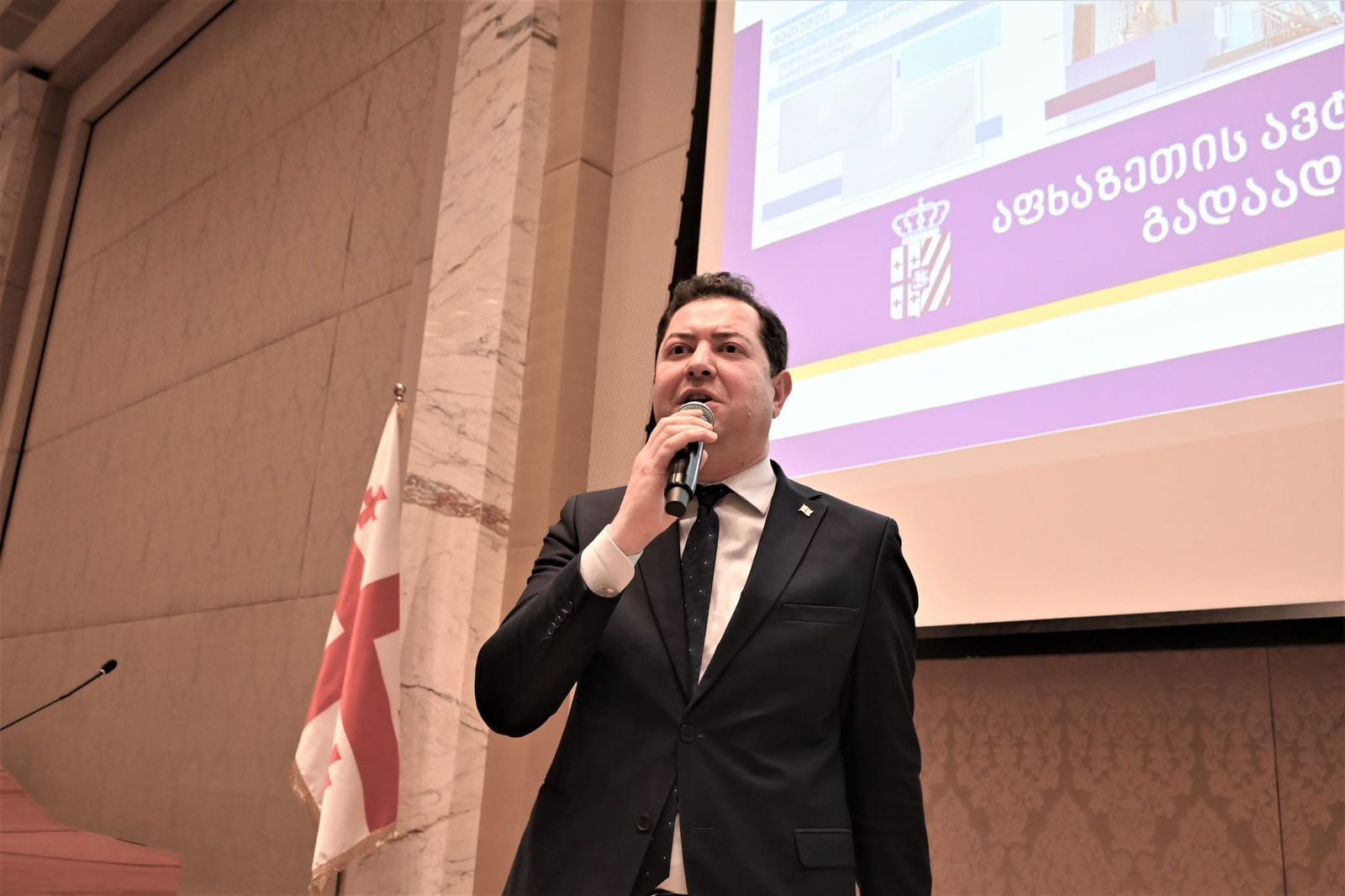 უმაღლესი საბჭოს წევრები აფხაზეთის იძულებით გადაადგილებულ პირთა სამინისტროს 2025 წლის ანგარიშის წარდგენას დაესწრნენ