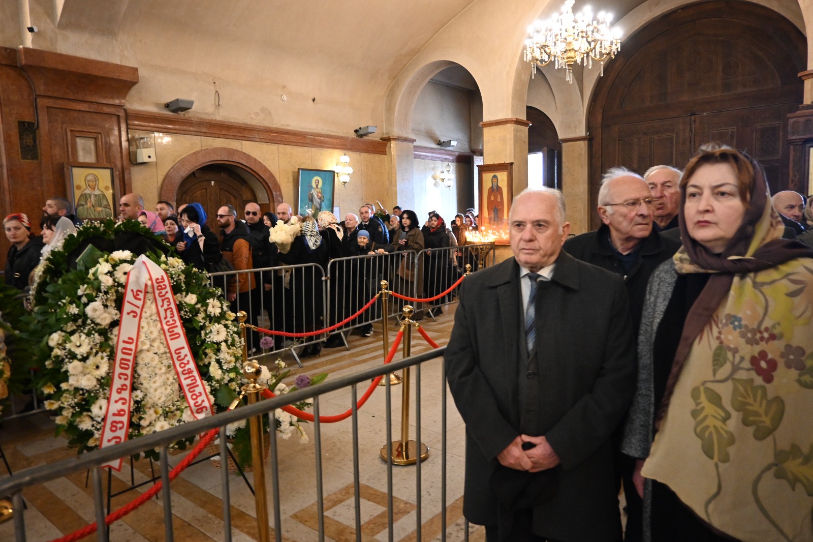 უმაღლესი საბჭოს წევრებმა უწმინდესსა და უნეტარესს, სრულიად საქართველოს კათოლიკოს-პატრიაქს, მცხეთა-თბილისის მთავარეპისკოპოსს, ბიჭვინთისა და ცხუმ-აფხაზეთის მიტროპოლიტ ილია II-ს პატივი მიაგეს