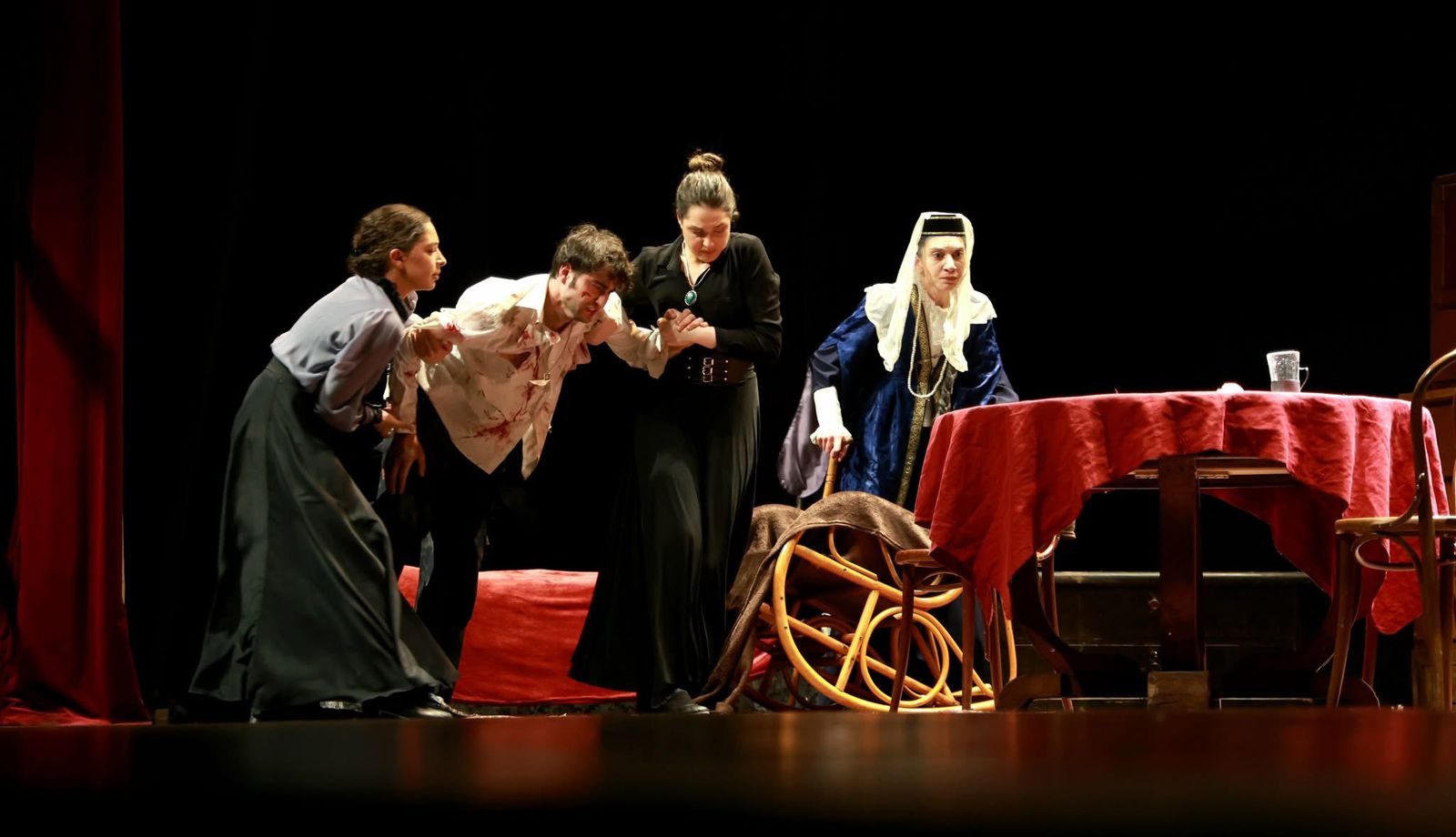 უმაღლესი საბჭოს წევრები კონსტანტინე გამსახურდიას სახელობის სოხუმის სახელმწიფო დრამატულ თეატრის სცენაზე საპრემიერო ჩვენებას დაესწრნენ