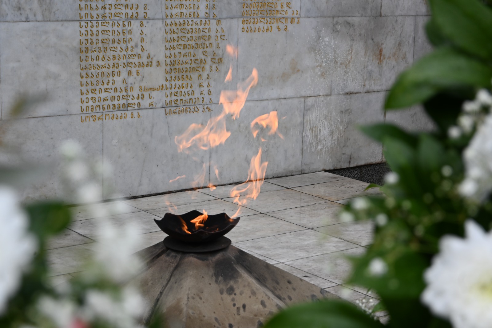 უმაღლესი საბჭოს წევრებმა გმირთა მემორიალი ყვავილების გვირგვინით შეამკეს