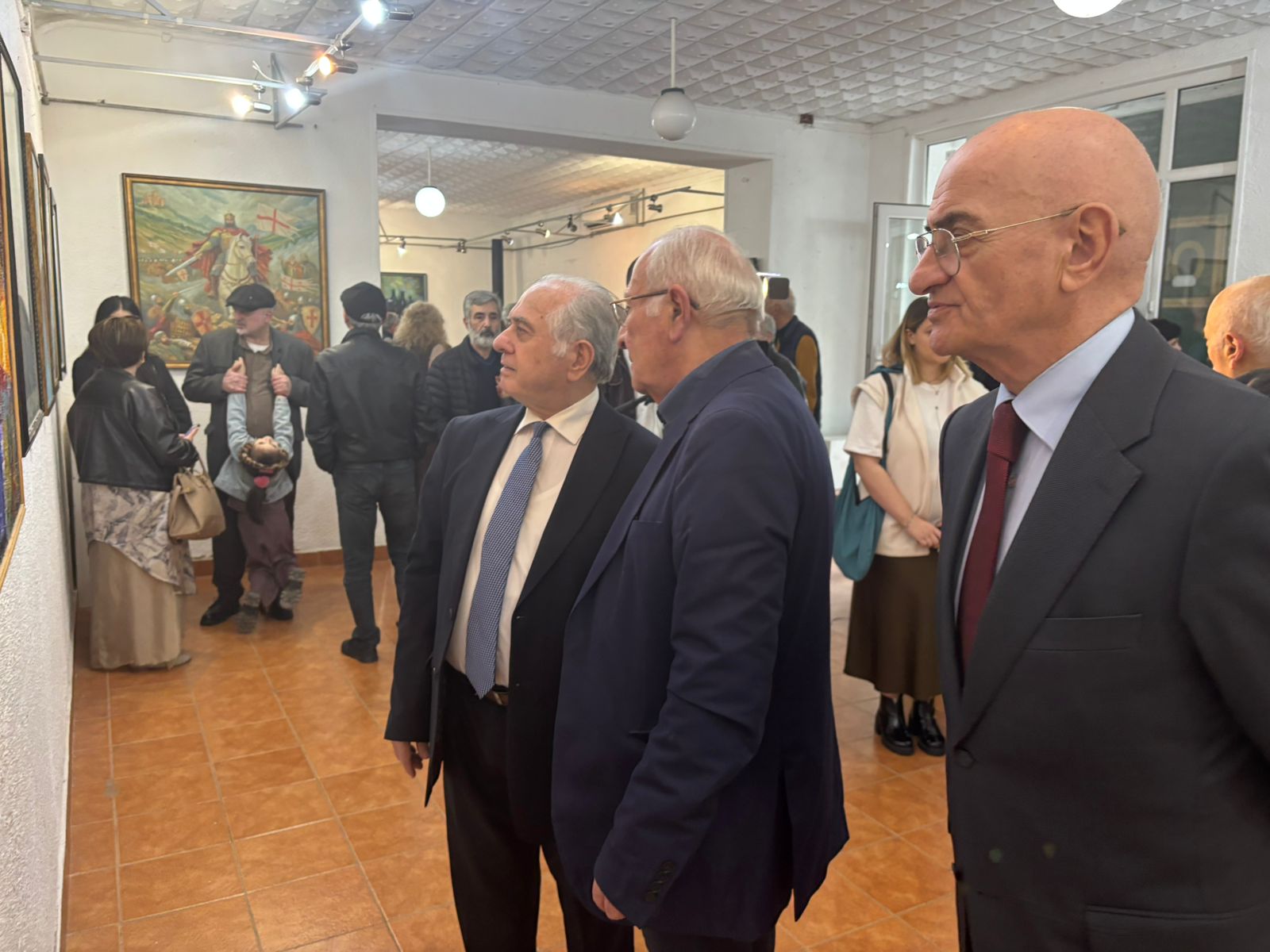 უმაღლესი საბჭოს წევრები აფხაზეთიდან დევნილი მხატვრების ნამუშევრების გამოფენას დაესწრნენ