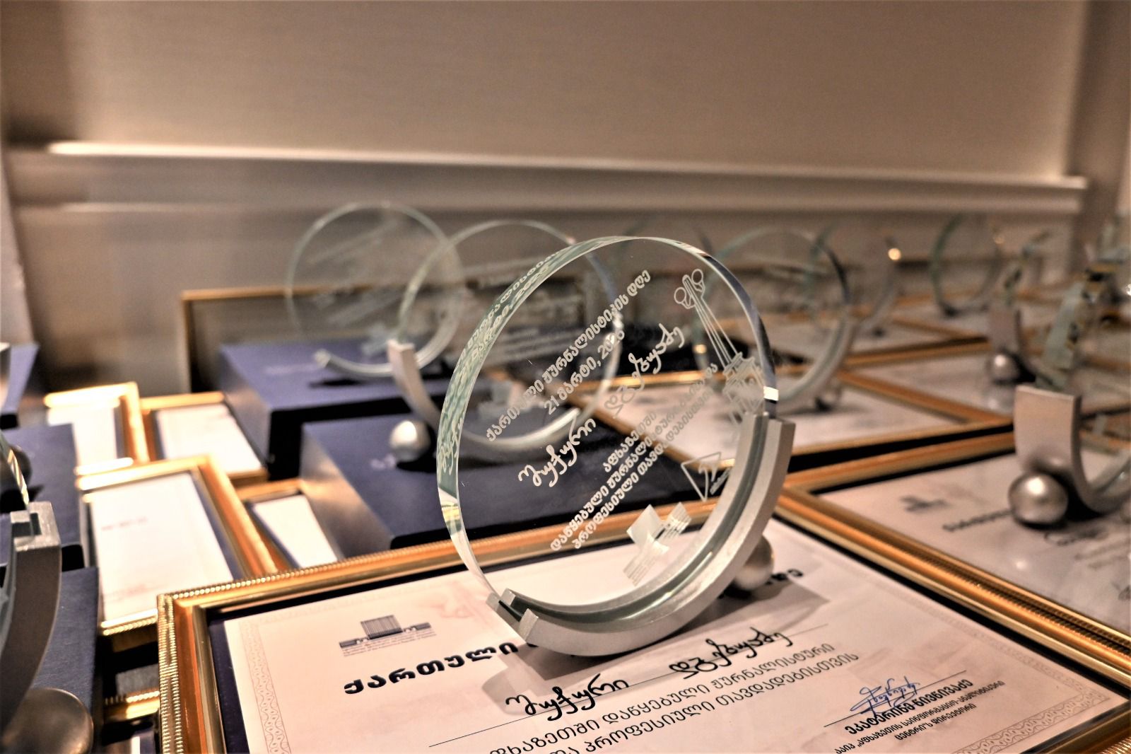 უმაღლესი საბჭოს წევრები აფხაზეთიდან დევნილი ჟურნალისტების დაჯილდოების ღონისძიებას დაესწრნენ