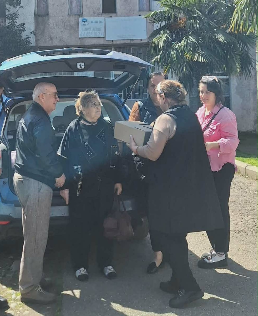 ჰუმანიტარული დახმარება ზესტაფონსა და ზუგდიდში მცხოვრებ დევნილებს გადაეცა