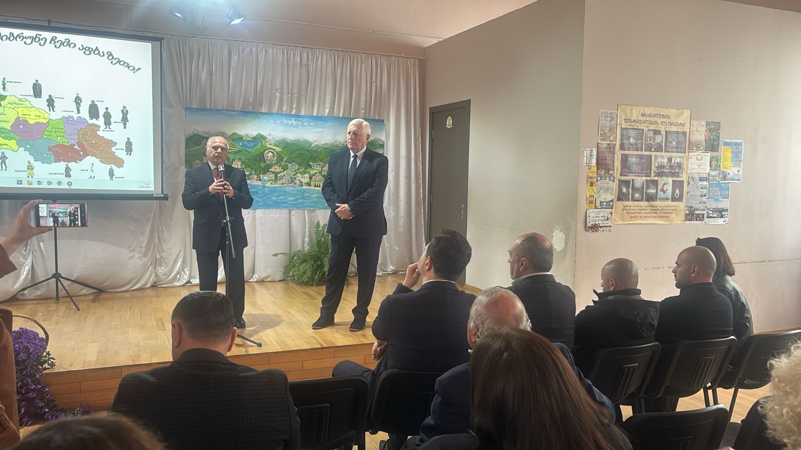 ჯემალ გამახარია თბილისის 103-ე საჯარო სკოლაში აფხაზეთის კაბინეტის გახსნას დაესწრო