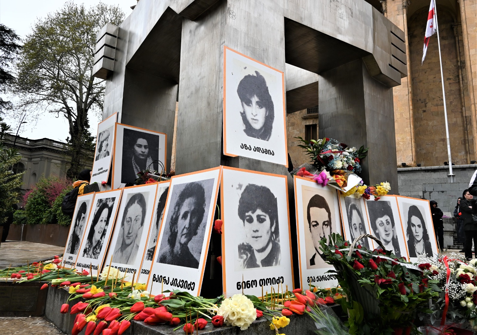 უმაღლესი საბჭოს წევრებმა 9 აპრილს დაღუპულთა ხსოვნას პატივი მიაგეს