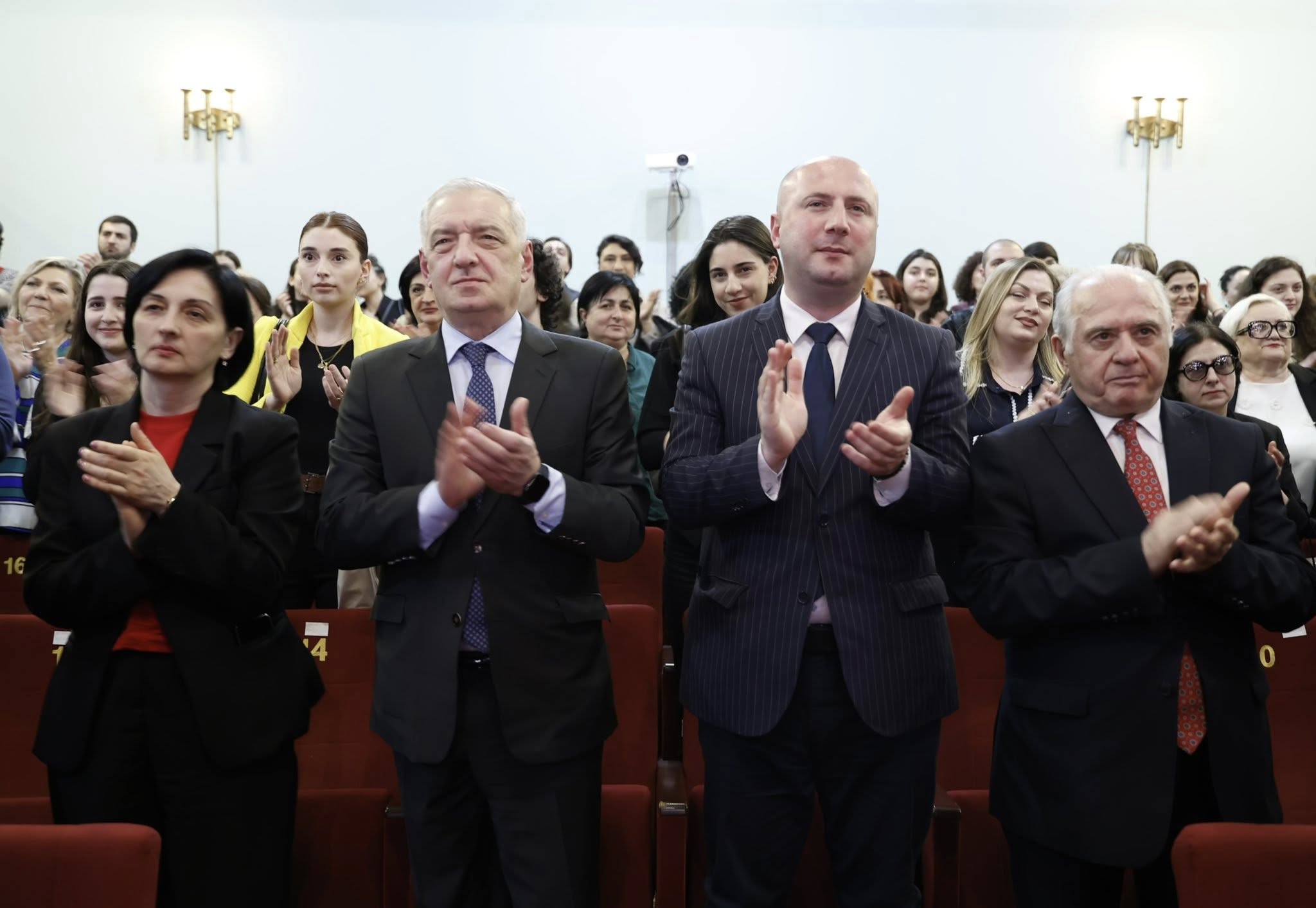 უმაღლესი საბჭოს წევრები სპექტაკლის “აღთქმული სანაპირო” პრემიერას დაესწრნენ