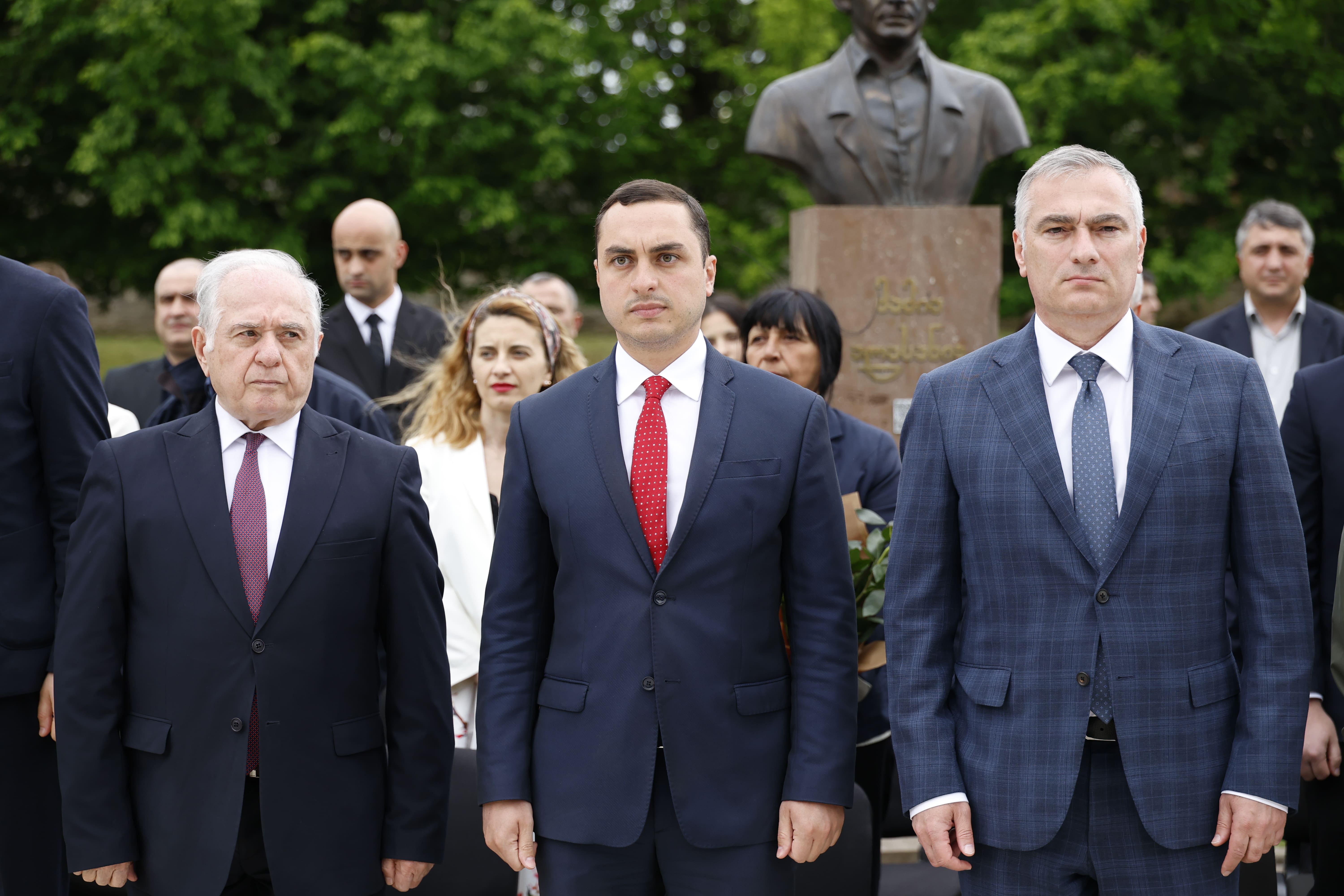 უმაღლესი საბჭოს წევრები ზურაბ იარაჯულის ბიუსტის გახსნის ცერემონიას დაესწრნენ.