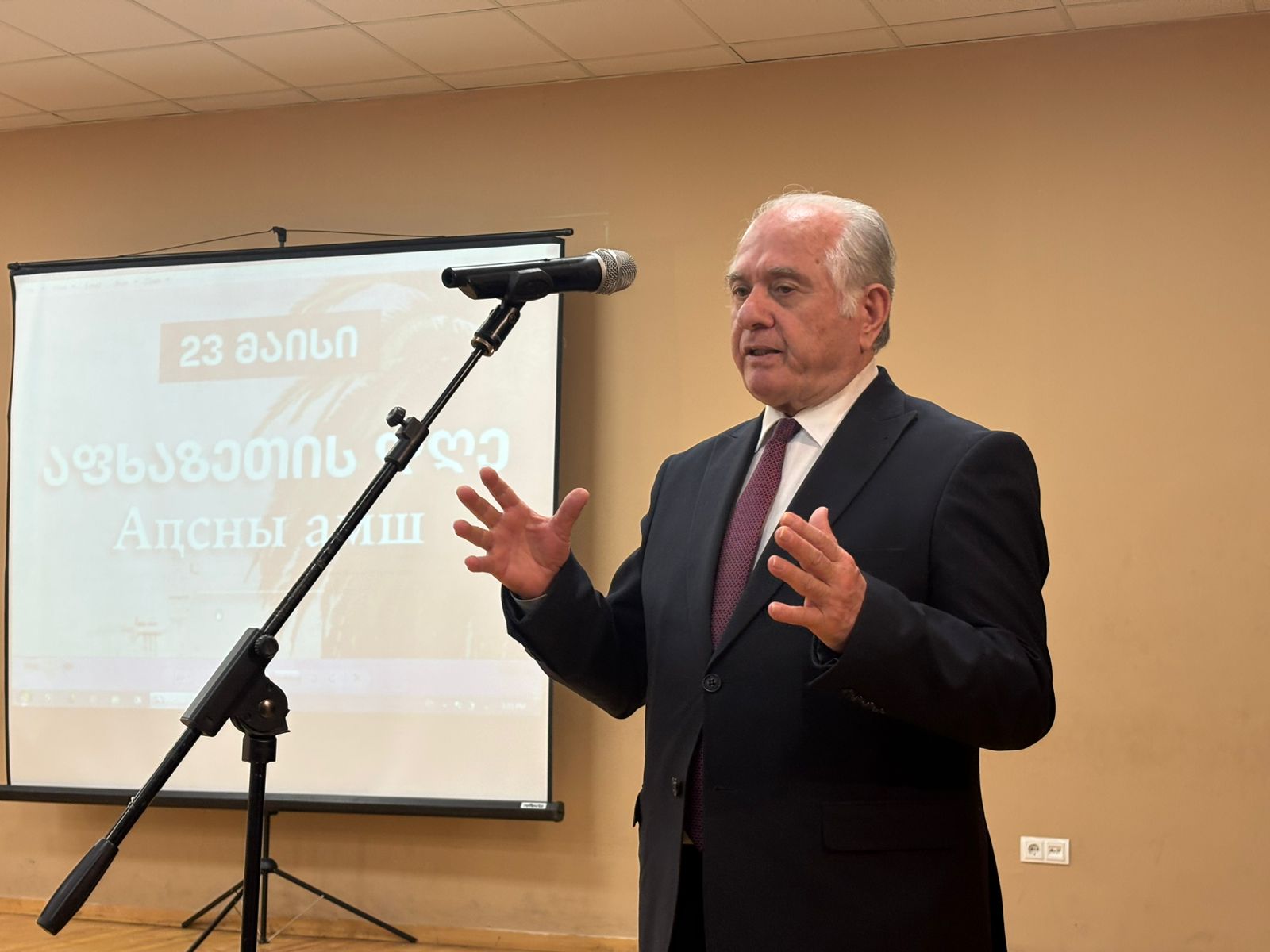 უმაღლესი საბჭოს წევრები აფხაზეთისადმი მიძღვნილ ფოტო-გამოფენას და ახალგაზრდულ შეხვედრას დაესწრნენ