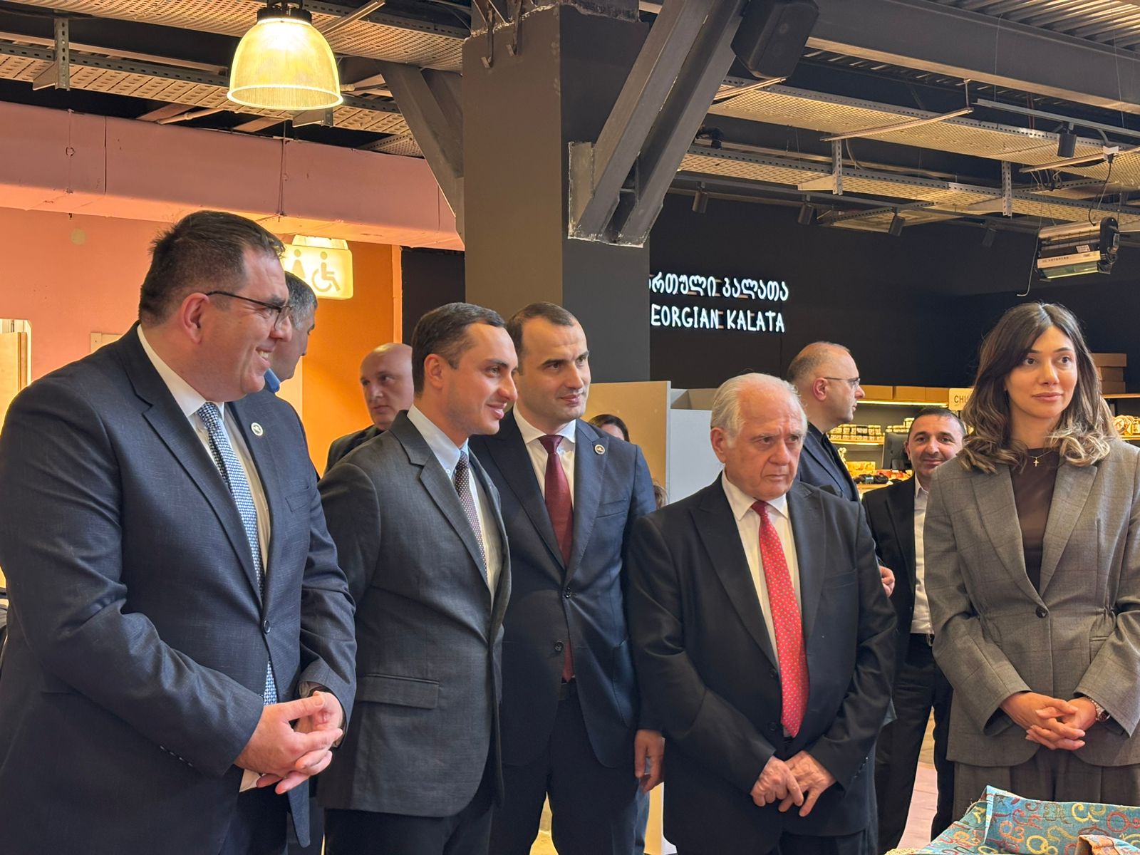 უმაღლესი საბჭოს წევრები აფხაზეთიდან დევნილი მეწარმებიის პროდუქციის გამოფენა-გაყიდვას დაესწრნენ