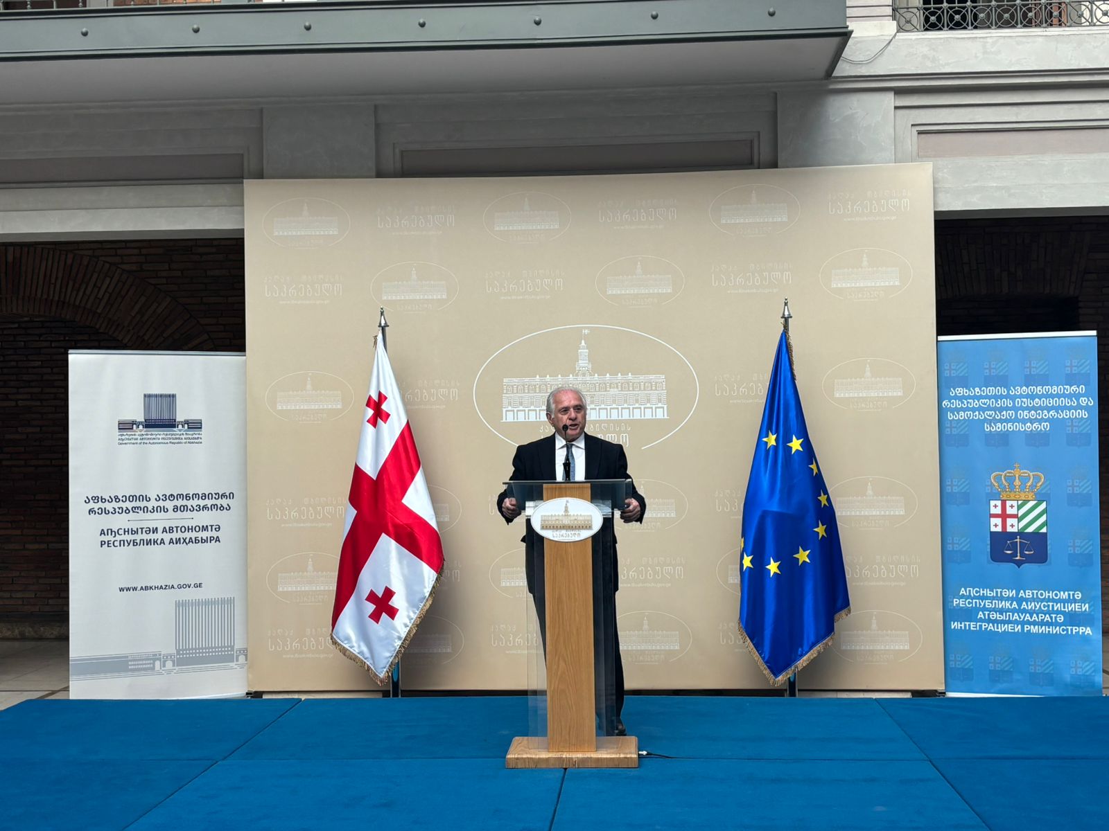 უმაღლესი საბჭოს წევრები კონკურსის “ჩემი თვალით დანახული აფხაზეთი” გამარჯვებულების დაჯილდოებას დაესწრნენ
