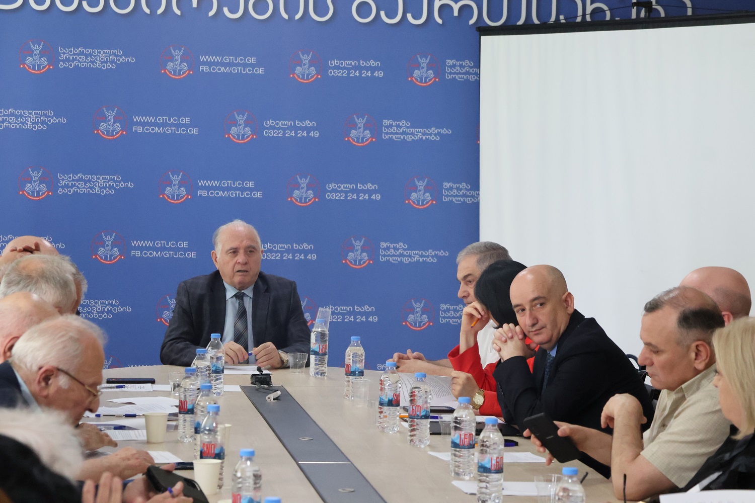 პროფკავშირების სასახლეში აფხაზეთის საკონსტიტუციო ცვლილებების პროექტების საყოველთაო-სახალხო განხილვა გაიმართა