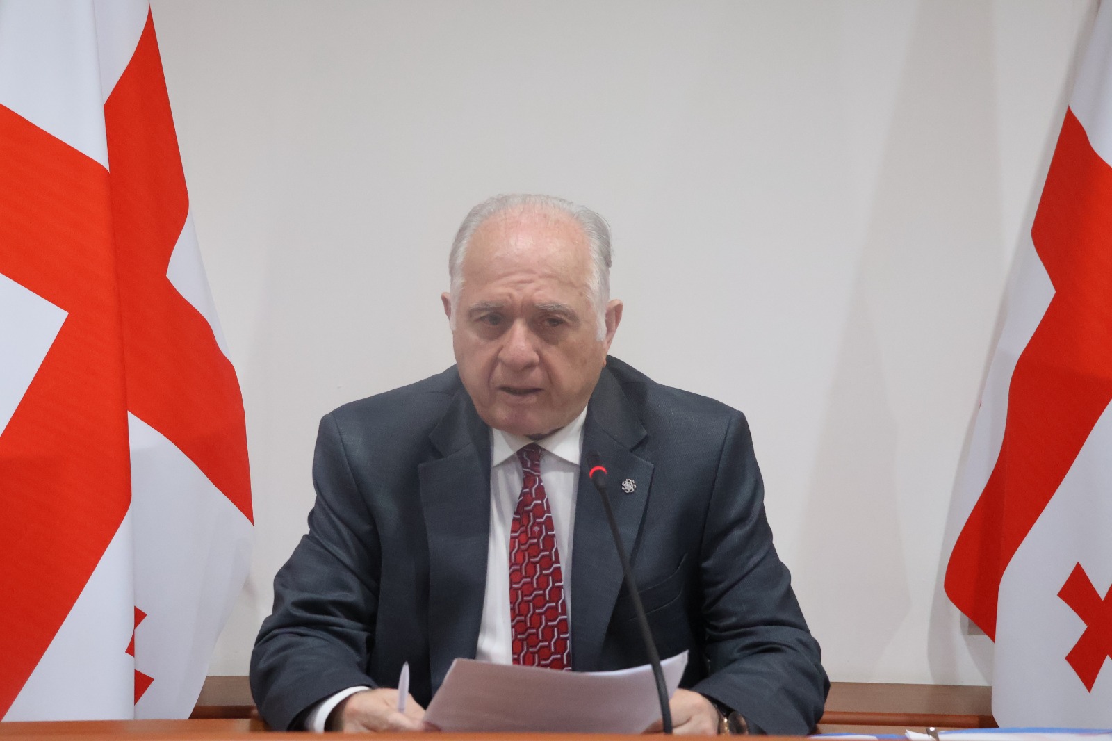 აფხაზეთის უმაღლეს საბჭოში კონსტიტუციური კანონის პროექტების საყოველთაო-სახალხო განხილვის საორგანიზაციო კომისიის სხდომა გაიმართა