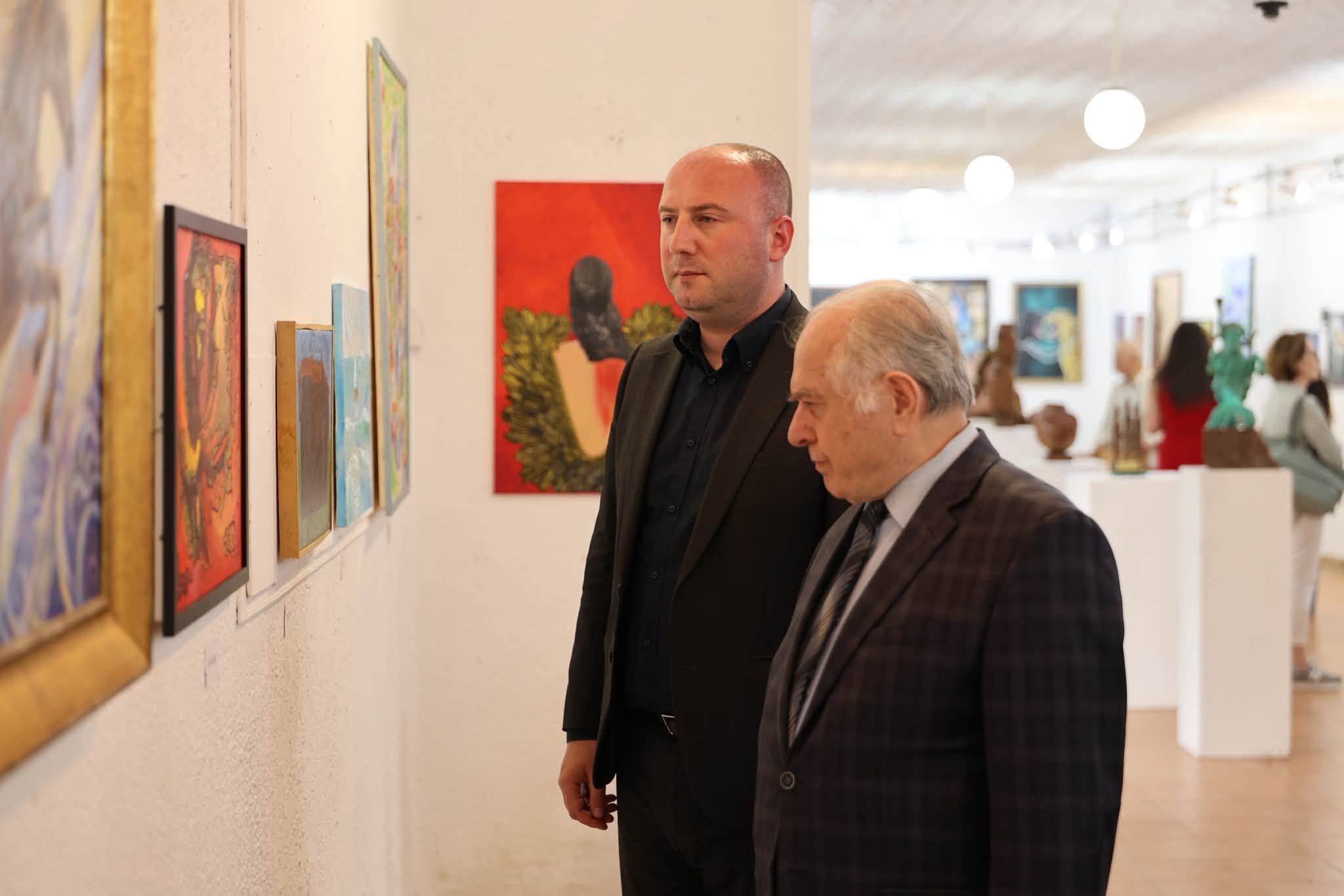 უმაღლესი საბჭოს წევრები გამოფენის “ხიდი” გახსნის ცერემონიას დარსწრნენ